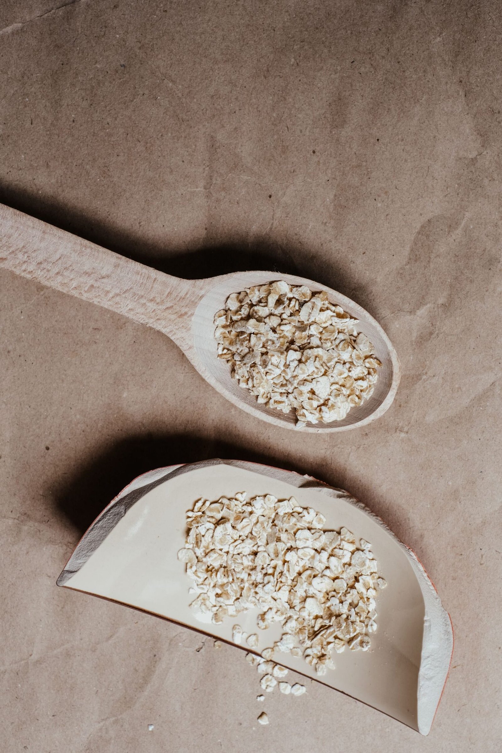 Bol de avena: la fibra de los cereales integrales ayuda a prevenir el estreñimiento y las hemorroides