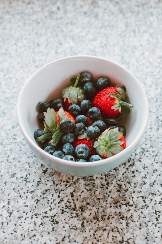 Frutas ricas en fibra para prevenir el estreñimiento y las hemorroides