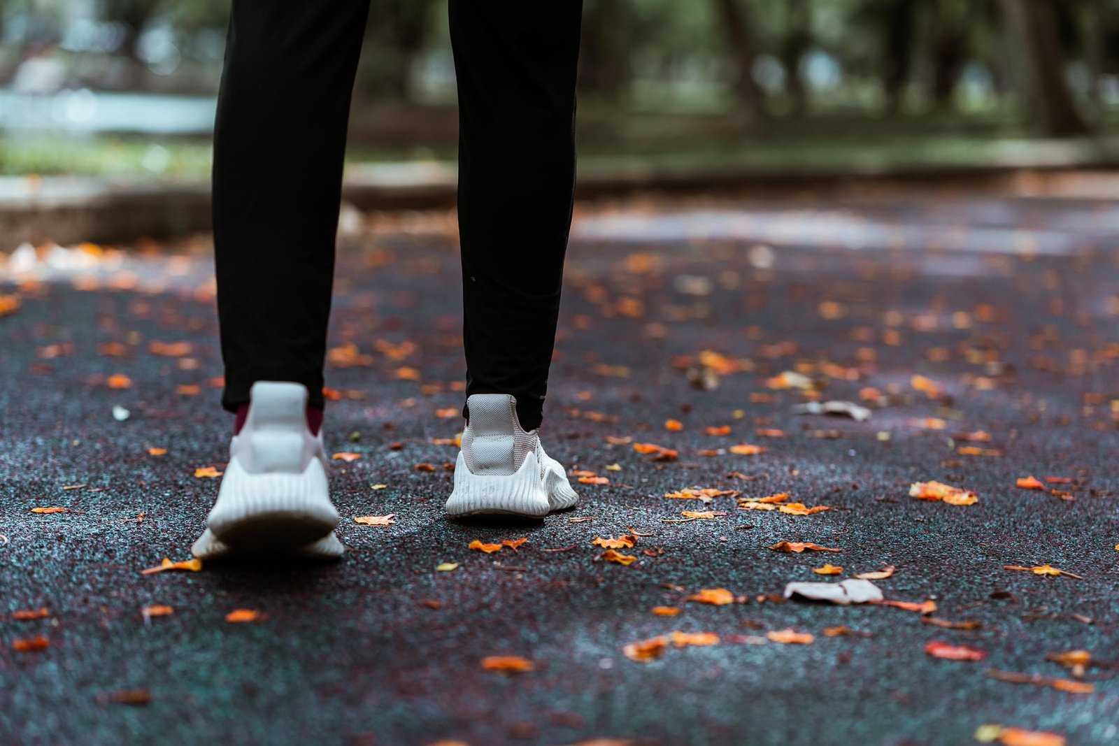 Persona caminando al aire libre durante la recuperación de una operación de hernia inguinal