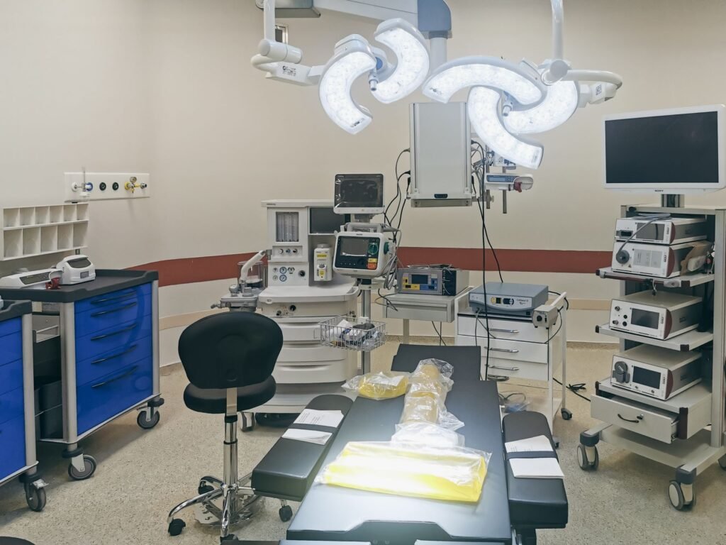 Quirófano donde se repara una hernia inguinal con técnicas mínimamente invasivas