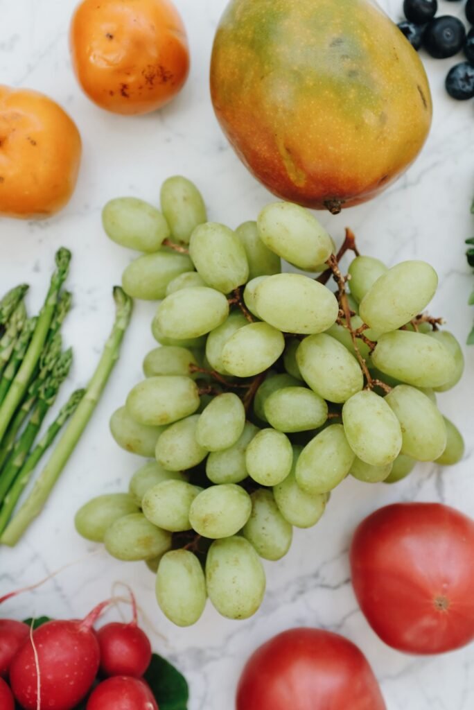 Frutas y verduras frescas sobre una superficie de mármol, base de una alimentación rica en fibra