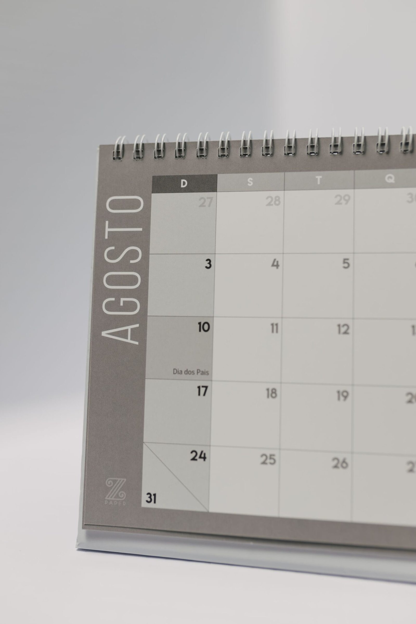 Calendario de escritorio: tras la cirugía de tiroides el seguimiento se organiza con revisiones y analíticas periódicas